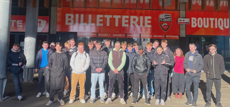 Entretien du terrain du FC de Lorient.