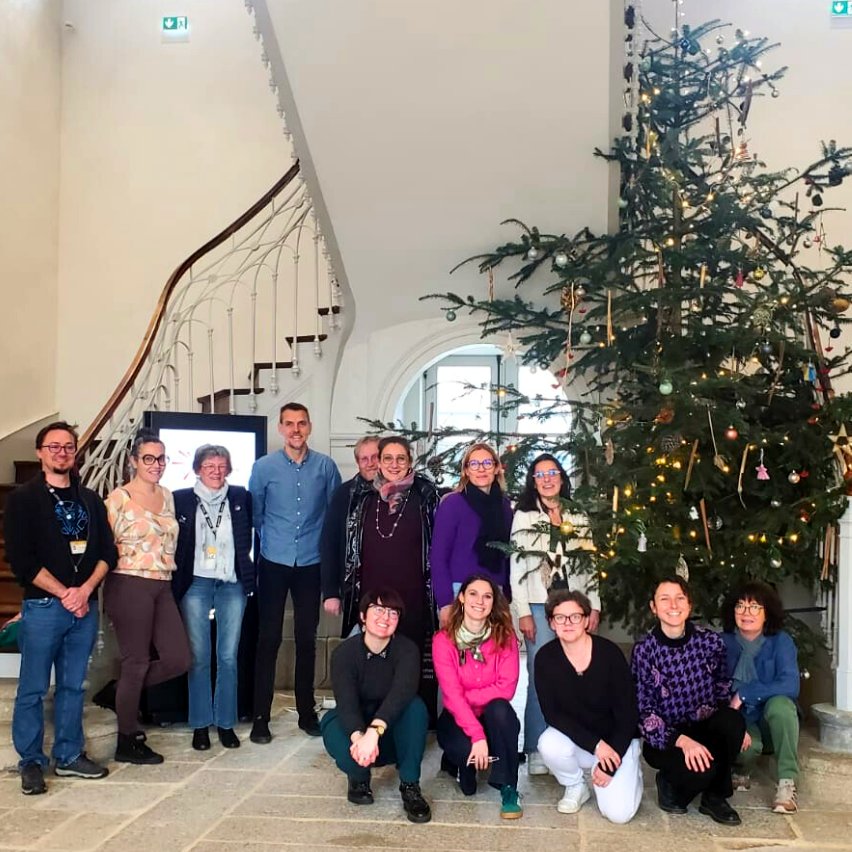 Les stagiaires en CAP fleuriste décorent le sapin de Noël de la Maison de la Région à Pontivy !